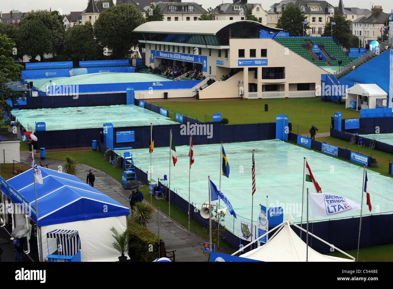 La pluie couvre protéger les tribunaux pendant une averse à l'Aegon International Tennis Championships à Eastbourne Banque D'Images