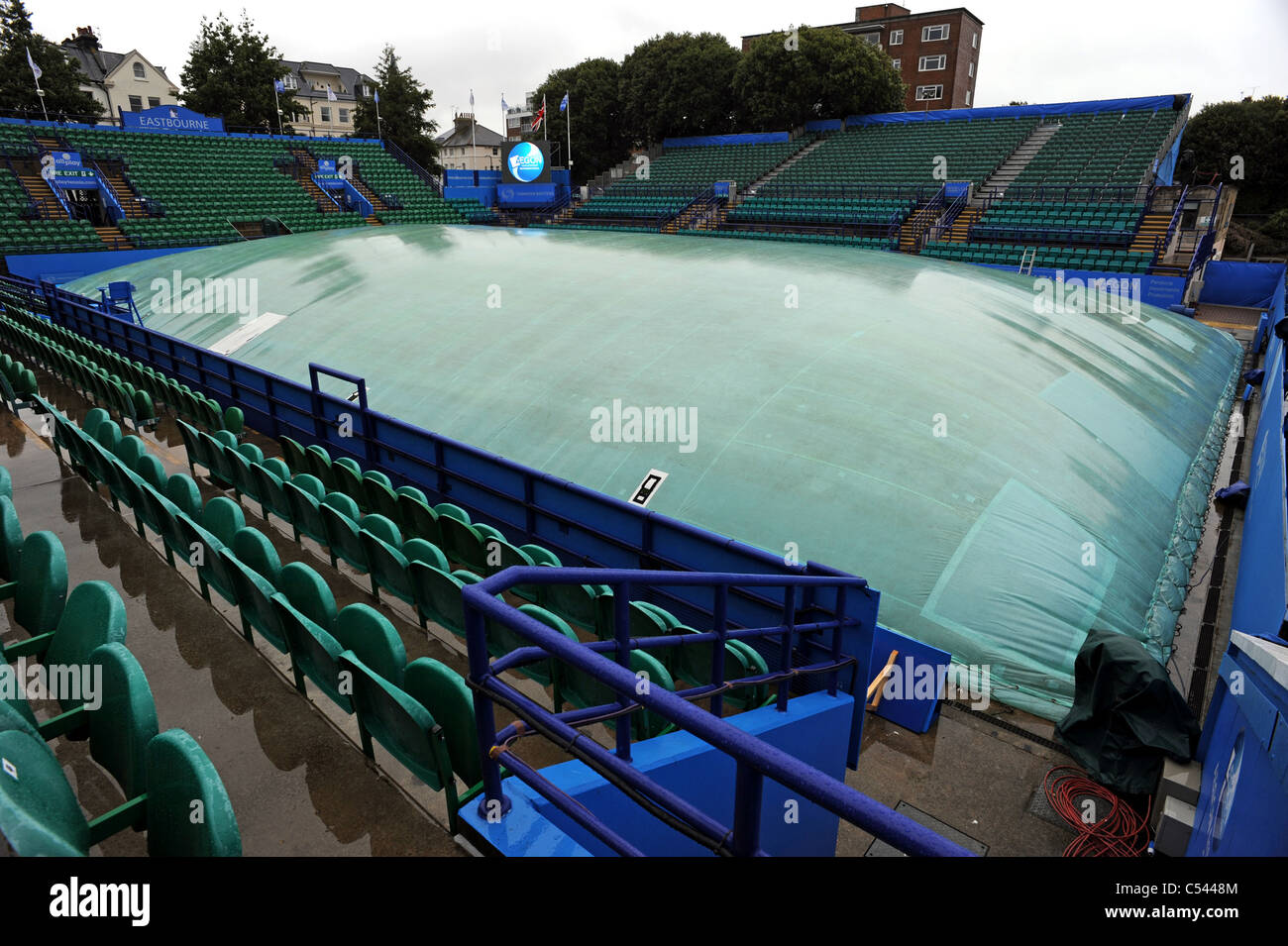 La pluie couvre protéger Centre Court pendant une averse à l'Aegon International Tennis Championships à Eastbourne Banque D'Images