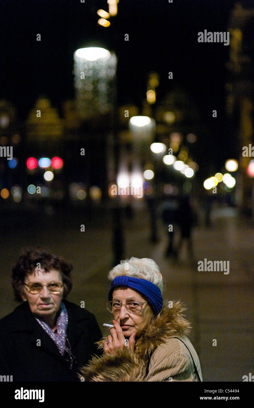 Deux dames âgées au vieux marché dans la soirée, Poznan, Pologne Banque D'Images