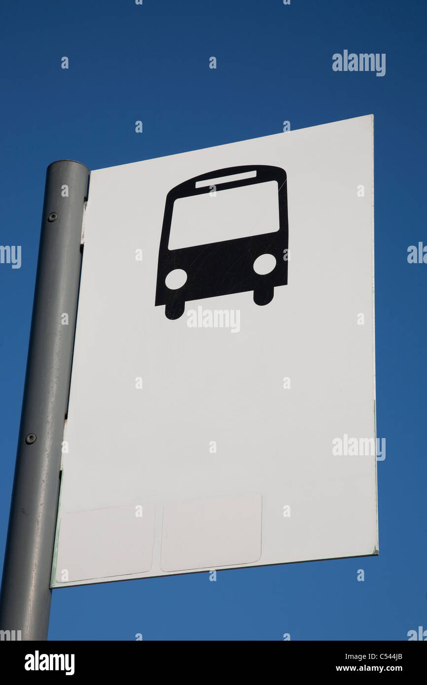 Bus Stop Sign against Blue Sky Background Banque D'Images