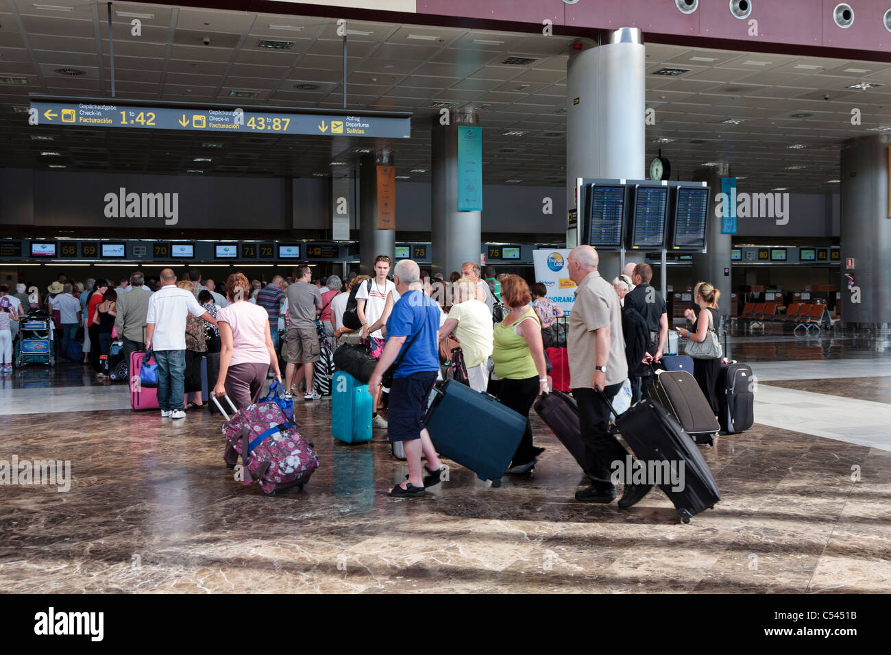 Les passagers en attente à départs dans l''aéroport de Tenerife Sur, Îles Canaries, Espagne Banque D'Images