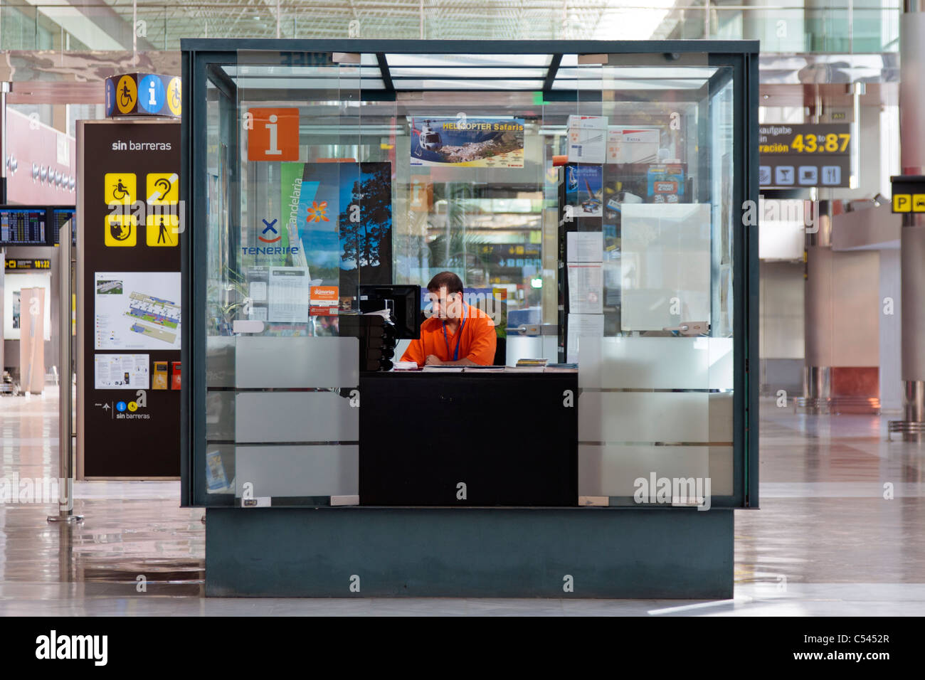 Kiosque d'information à l'aéroport de Ténérife Sud Îles Canaries Espagne Banque D'Images