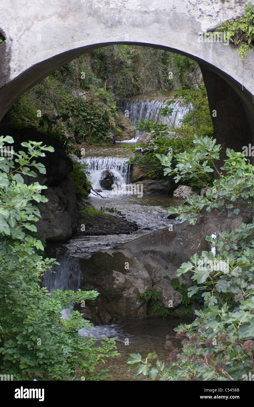 Pont sur une chute d'eau dans la vallée des moulins, une fois pleine de papiers, dans les collines au-dessus d'Amalfi, Campanie, Italie Banque D'Images