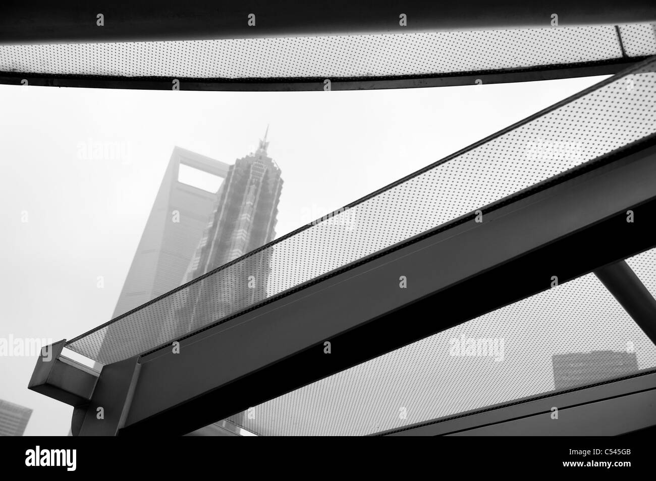 Reflet d'une tour sur une vitre, tour Jin Mao, Lujiazui, Pudong, Shanghai, Chine Banque D'Images