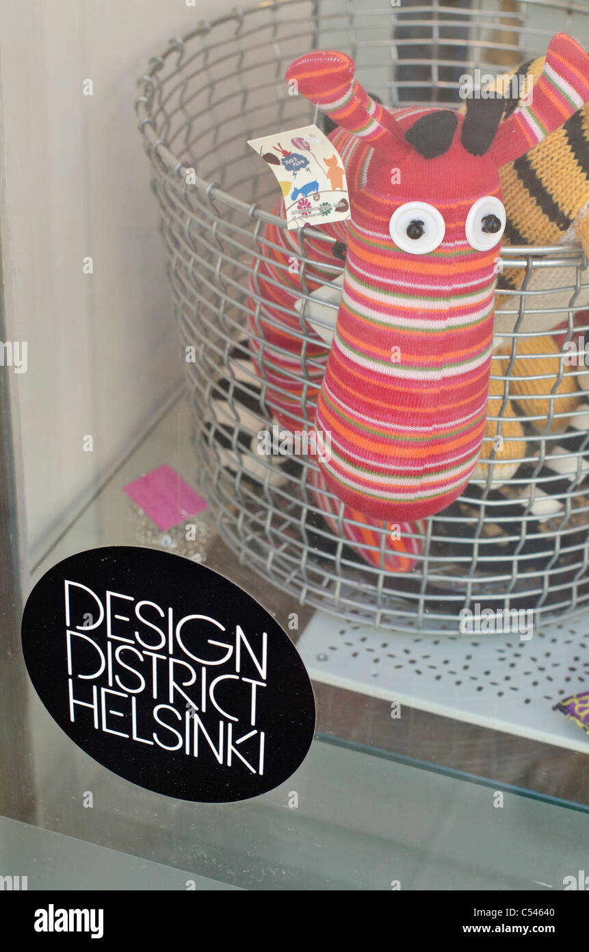 L'orignal en peluche dans une vitrine dans la conception d'Helsinki, Finlande District Banque D'Images