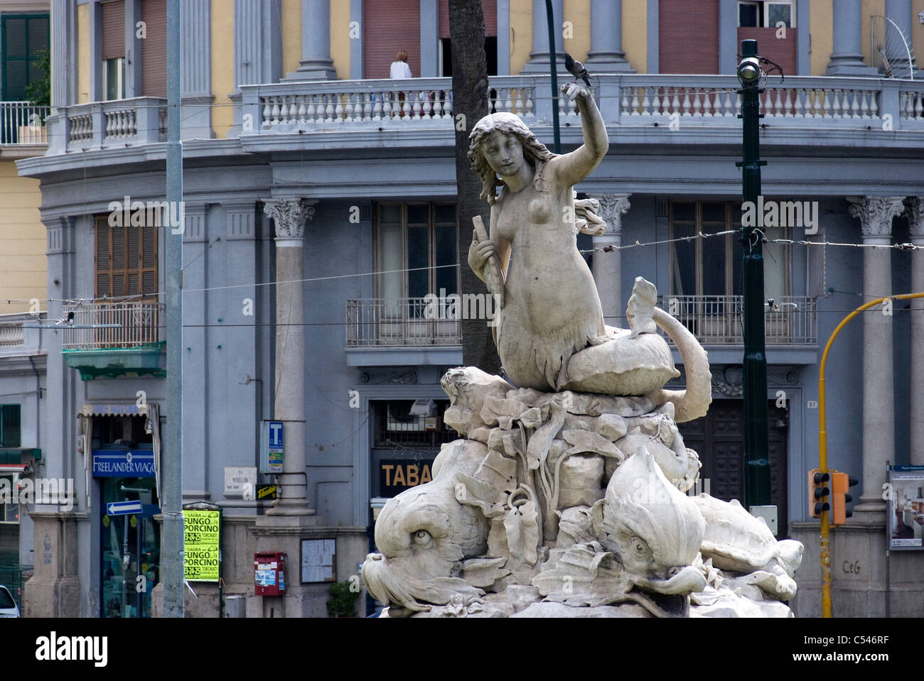 Mermaid fontaine au centre d'un carrefour urbain, Naples, Campanie, Italie Banque D'Images