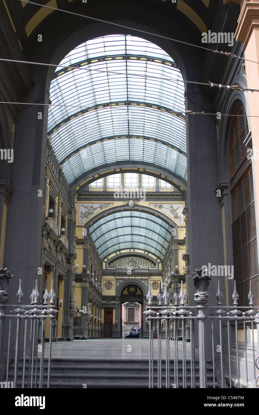 Voir à l'intérieur de la Galleria Umberto, 1887, avec peut-être la plus grande verrière de l arcade dans le monde, Naples, Italie Banque D'Images