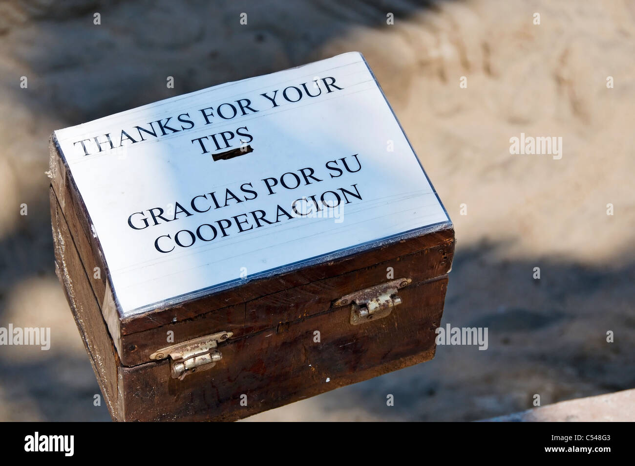 Une boîte de dons en bois patiné avec le texte en espagnol et en anglais est idéalement placé le long du Malecon, à Puerto Vallarta. Banque D'Images