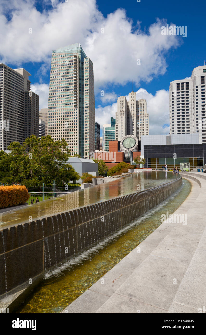 Les jardins Yerba Buena Financial District tours et le Musée d'Art Moderne, des jardins avec des fontaines San Francisco California usa Banque D'Images