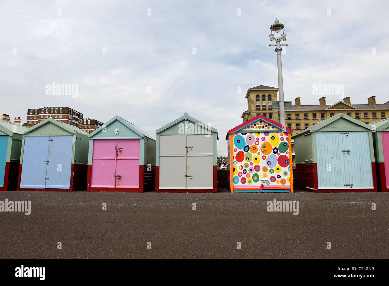 Psychedelic Beach Hut peint sur Hove front de mer, le propriétaire sera bientôt forcé de le peindre retour à permis de couleurs. Hove, Royaume-Uni. Banque D'Images