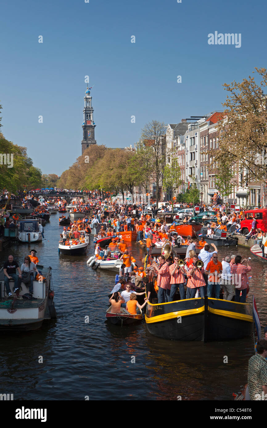 Les Pays-Bas, Amsterdam. Kingsday, 27 avril, est un unique nuit et jour carnival comme événement. Défilé du canal. Banque D'Images