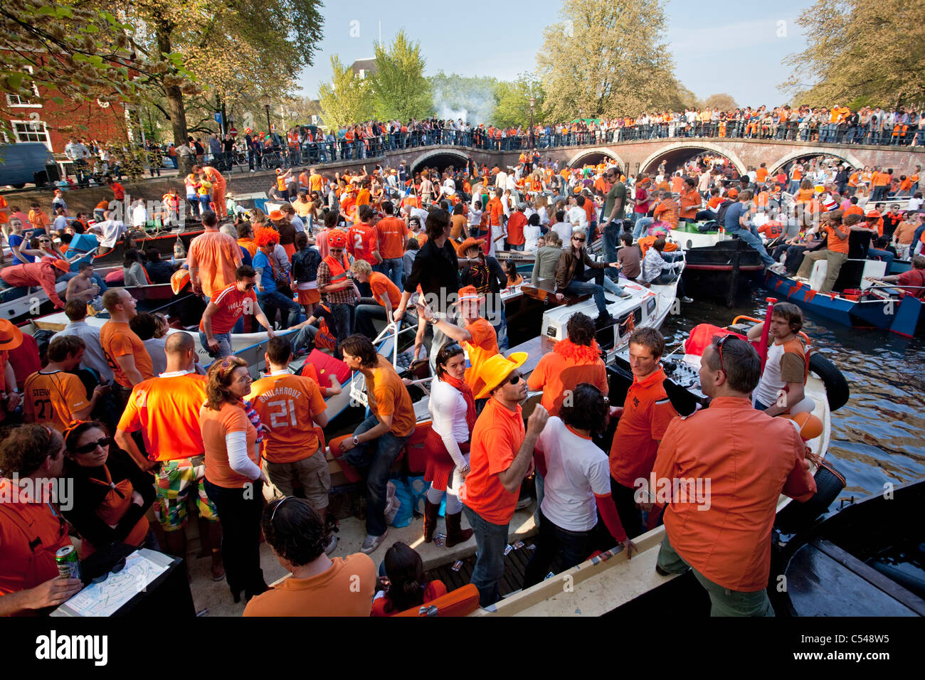 Les Pays-Bas, Amsterdam. Kingsday, 27 avril, est un unique nuit et jour carnival comme événement. Défilé du canal. Banque D'Images