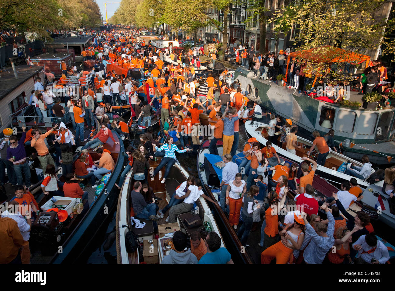 Les Pays-Bas, Amsterdam. Kingsday, 27 avril, est un unique nuit et jour carnival comme événement. Défilé du canal. Banque D'Images