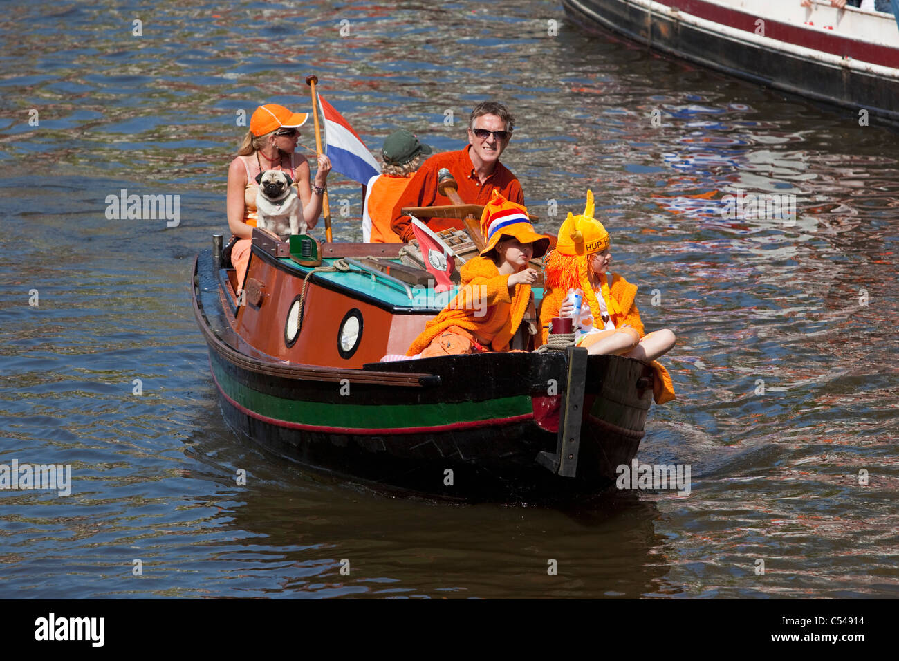 Les Pays-Bas, Amsterdam. Kingsday, 27 avril, est un unique nuit et jour carnival comme événement. Défilé du canal. Banque D'Images