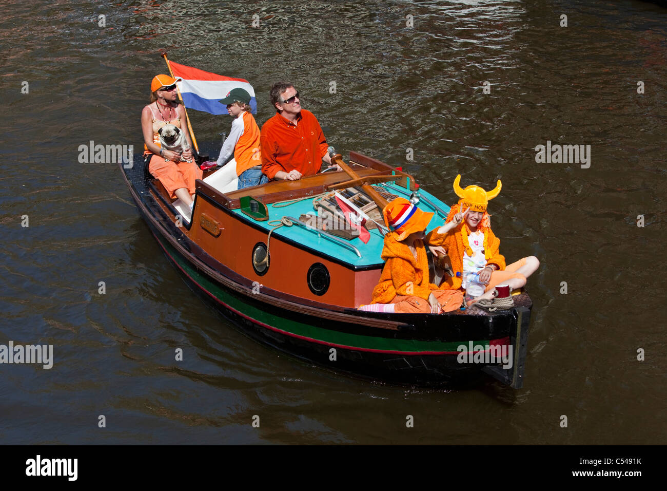 Les Pays-Bas, Amsterdam. Kingsday, 27 avril, est un unique nuit et jour carnival comme événement. Défilé du canal. Banque D'Images