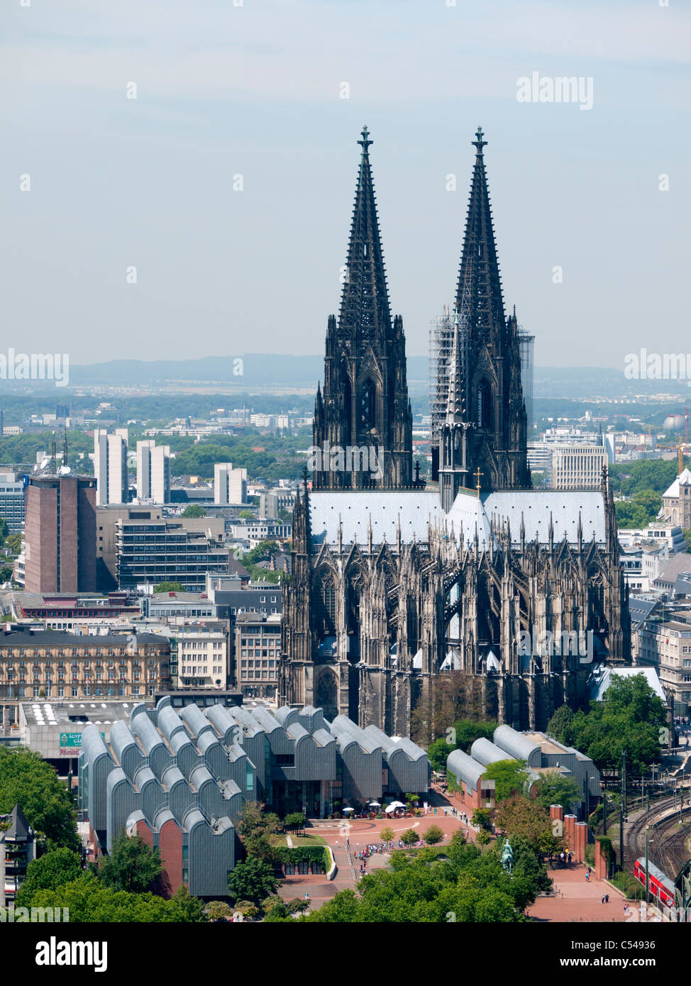 Vue sur la cathédrale de Cologne ou le Dom et musée Ludwig en Allemagne Banque D'Images