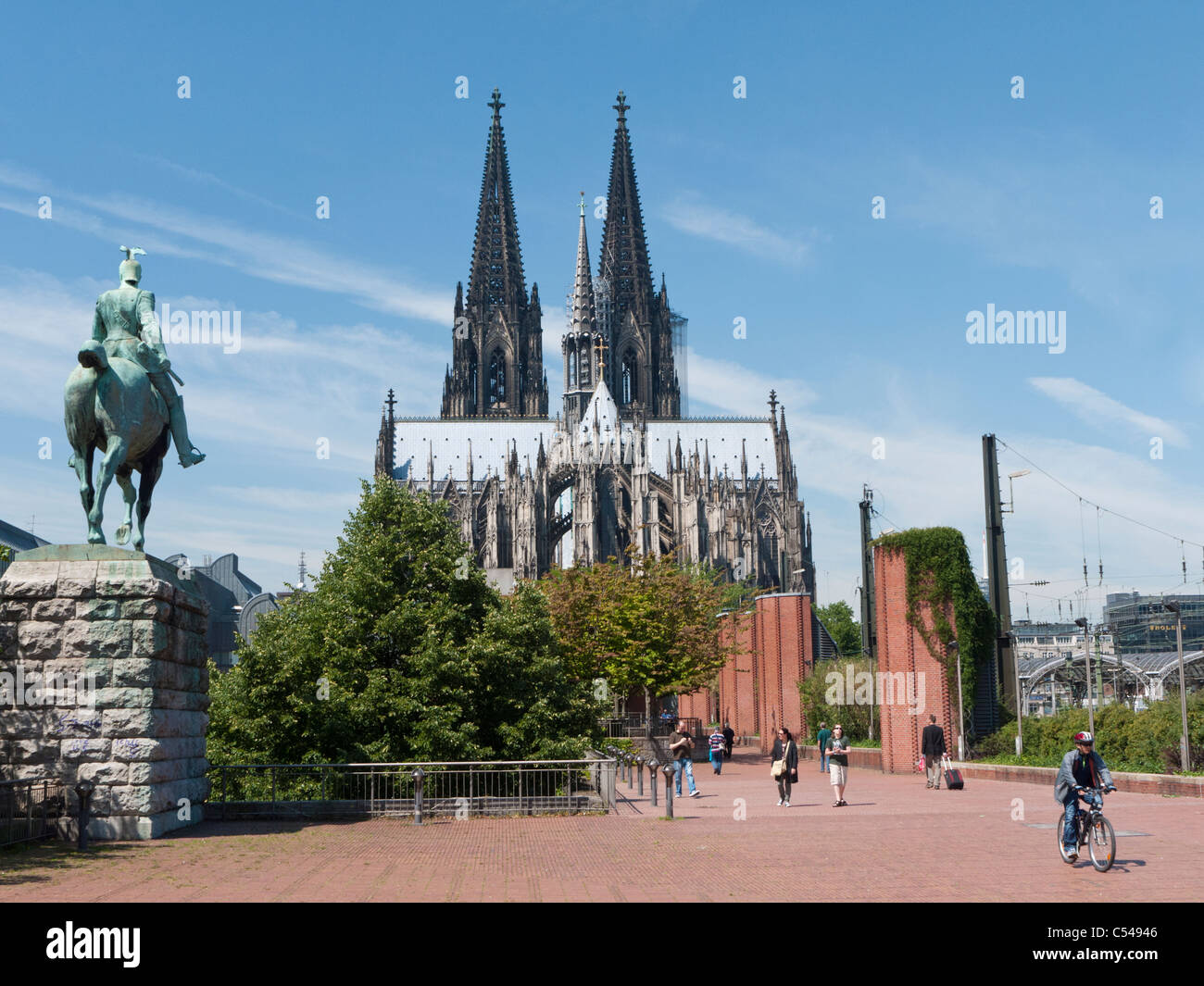 Statue de Kaiser et le Dom ou la cathédrale de Cologne Allemagne Banque D'Images