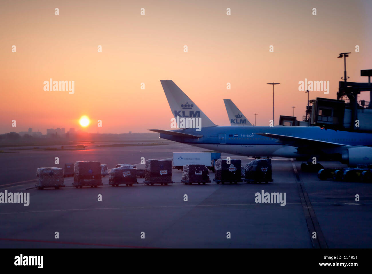 Les Pays-Bas, Amsterdam, les avions de KLM à l'aéroport de Schiphol au lever du soleil. Banque D'Images