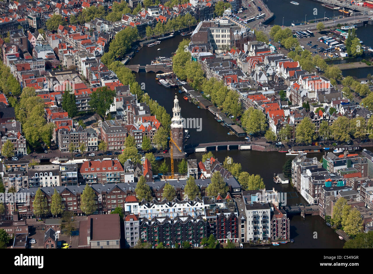 Les Pays-Bas, Amsterdam, Antenne de centre-ville avec des maisons du xviie siècle et les canaux. Montelbaanstoren. Banque D'Images