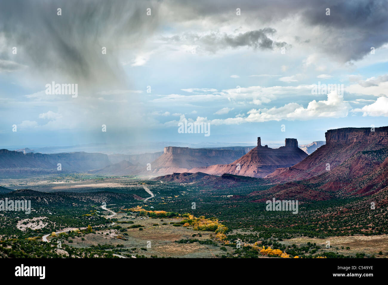 Tempête à l'automne ou à l'automne à la recherche vers le bas de la vallée de château à Castleton Rock, près de Moab Utah USA Banque D'Images