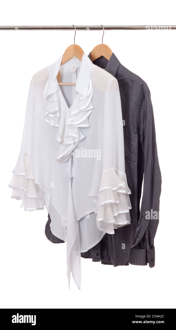 Cintre avec shirts isolated on white Banque D'Images