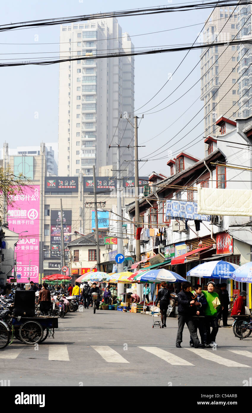 Scène de rue typique dans la vieille ville de Shanghai Banque D'Images