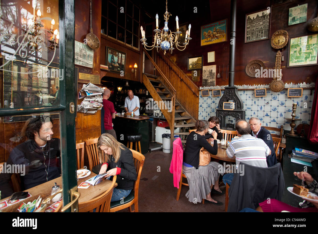 Aux Pays-Bas, la Hollande, Amsterdam, Brown Cafe, pub appelé Papeneiland. Banque D'Images