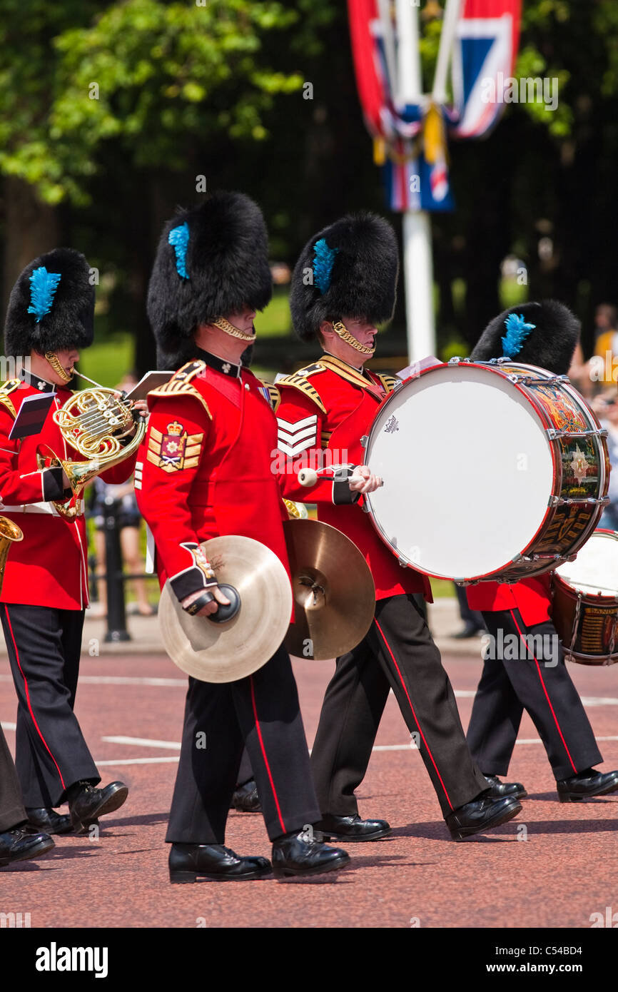Marching Band militaire des gardes à St James's Palace après la cérémonie de la relève de la garde Banque D'Images