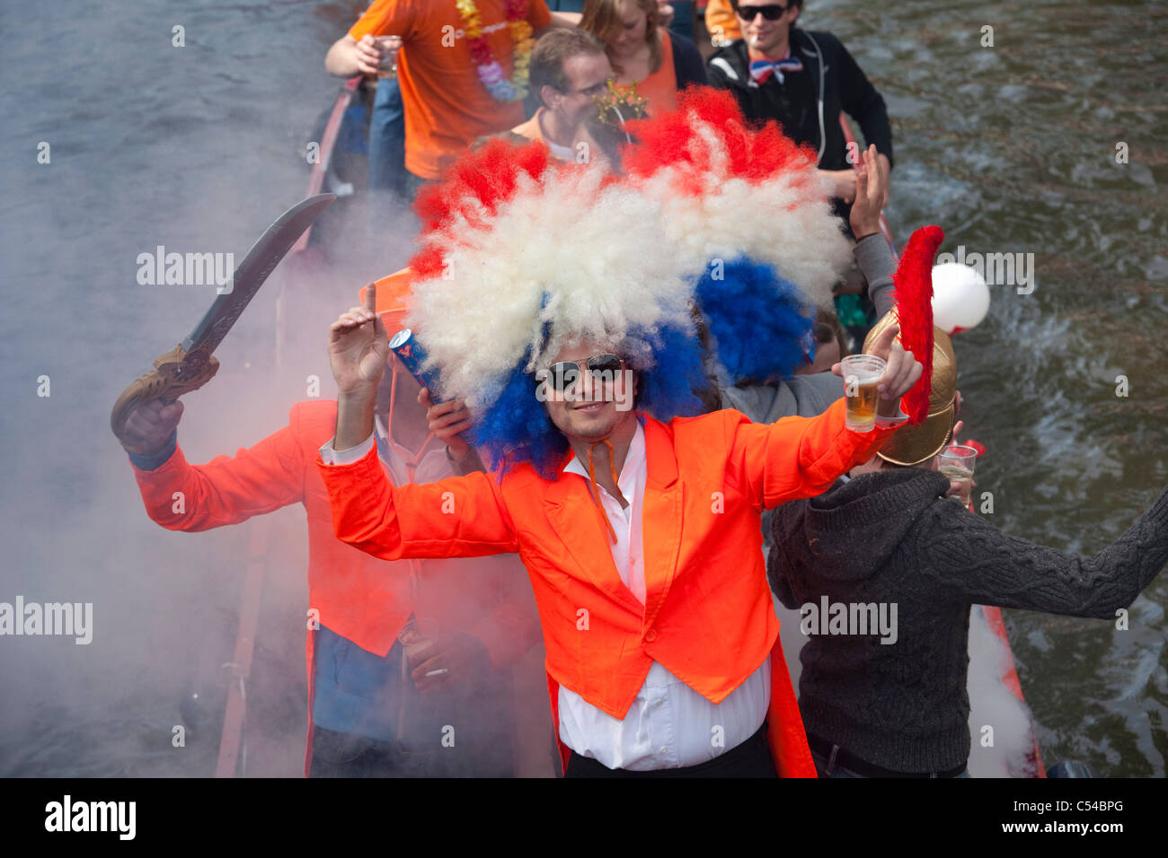 Les Pays-Bas, Amsterdam. Queens Day est une nuit et jour carnival comme événement le 30 avril de chaque année. Défilé du canal. Banque D'Images