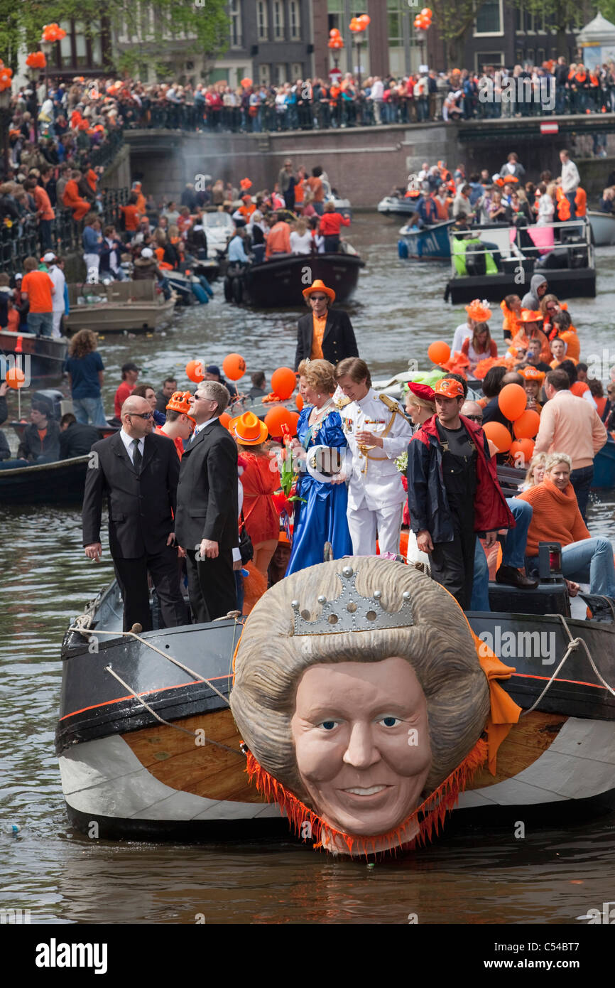 Les Pays-Bas, Amsterdam. Queens Day est une nuit et jour carnival comme événement le 30 avril de chaque année. Défilé du canal. Banque D'Images