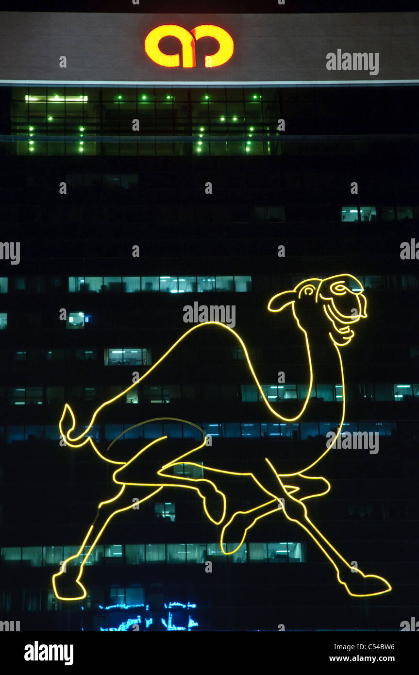 Camel en néon sur un immeuble de grande hauteur, Kuala Lumpur, Malaisie, Asie du Sud, Asie Banque D'Images
