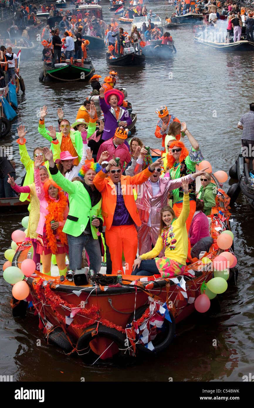 Les Pays-Bas, Amsterdam. Kingsday est un unique nuit et jour carnival comme événement le 30 avril de chaque année. Défilé du canal. Banque D'Images
