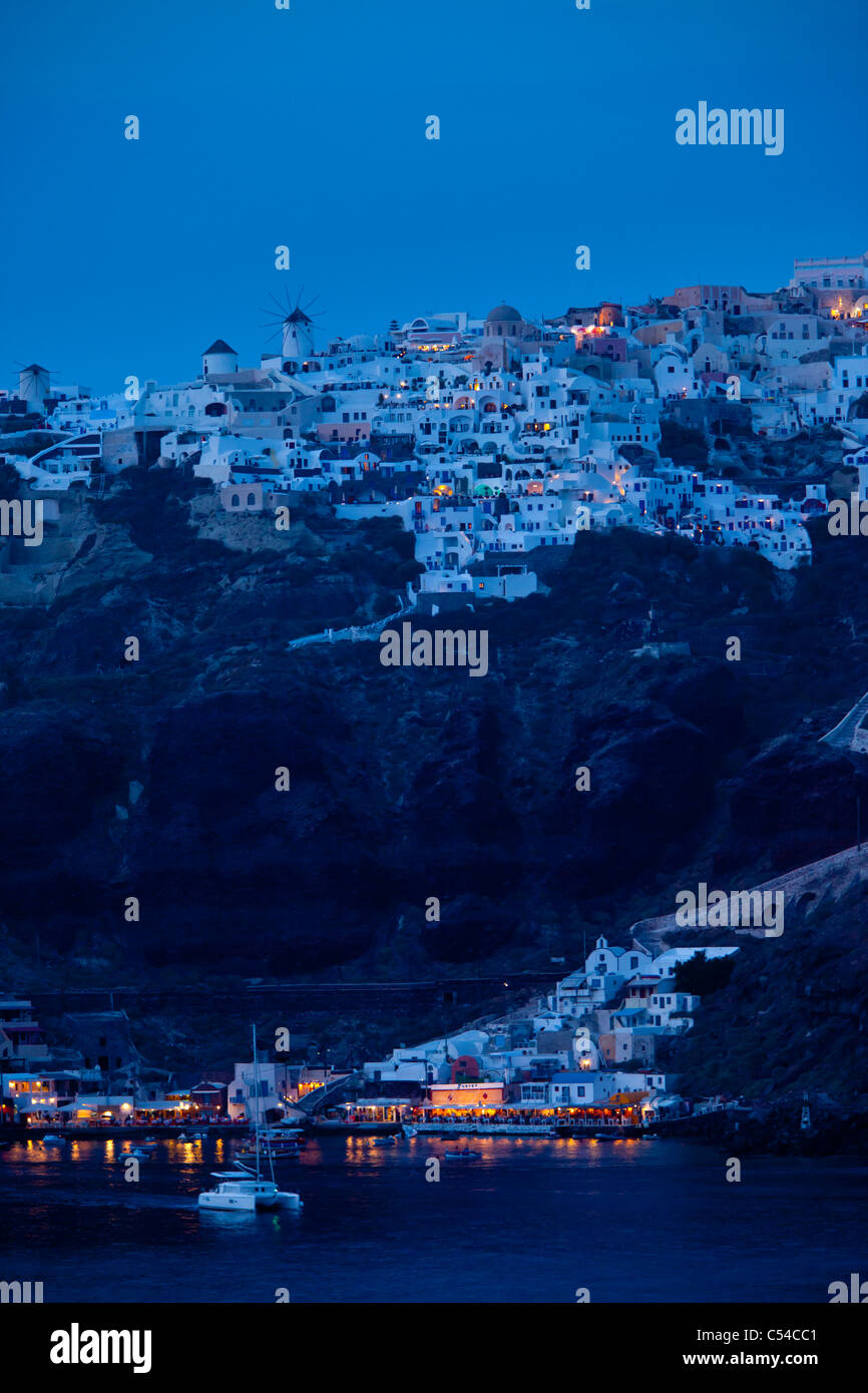 La lune baigne la ville d'Oia, sur l'île de Santorin dans les Cyclades, Grèce Banque D'Images