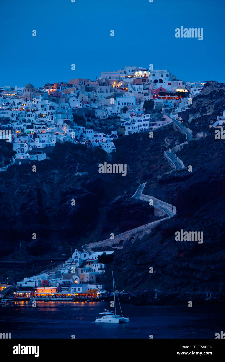 La lune baigne la ville d'Oia, sur l'île de Santorin dans les Cyclades, Grèce Banque D'Images