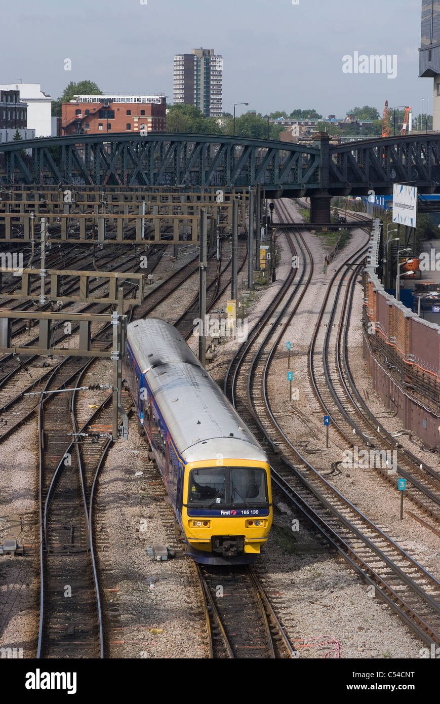 Train approchant de la gare de Paddington, London, W2, Angleterre Banque D'Images