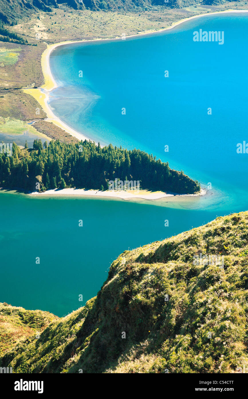 Le lac de feu (Lagoa do Fogo Fogo) en cratère. L'île de São Miguel, Açores, Portugal. Banque D'Images