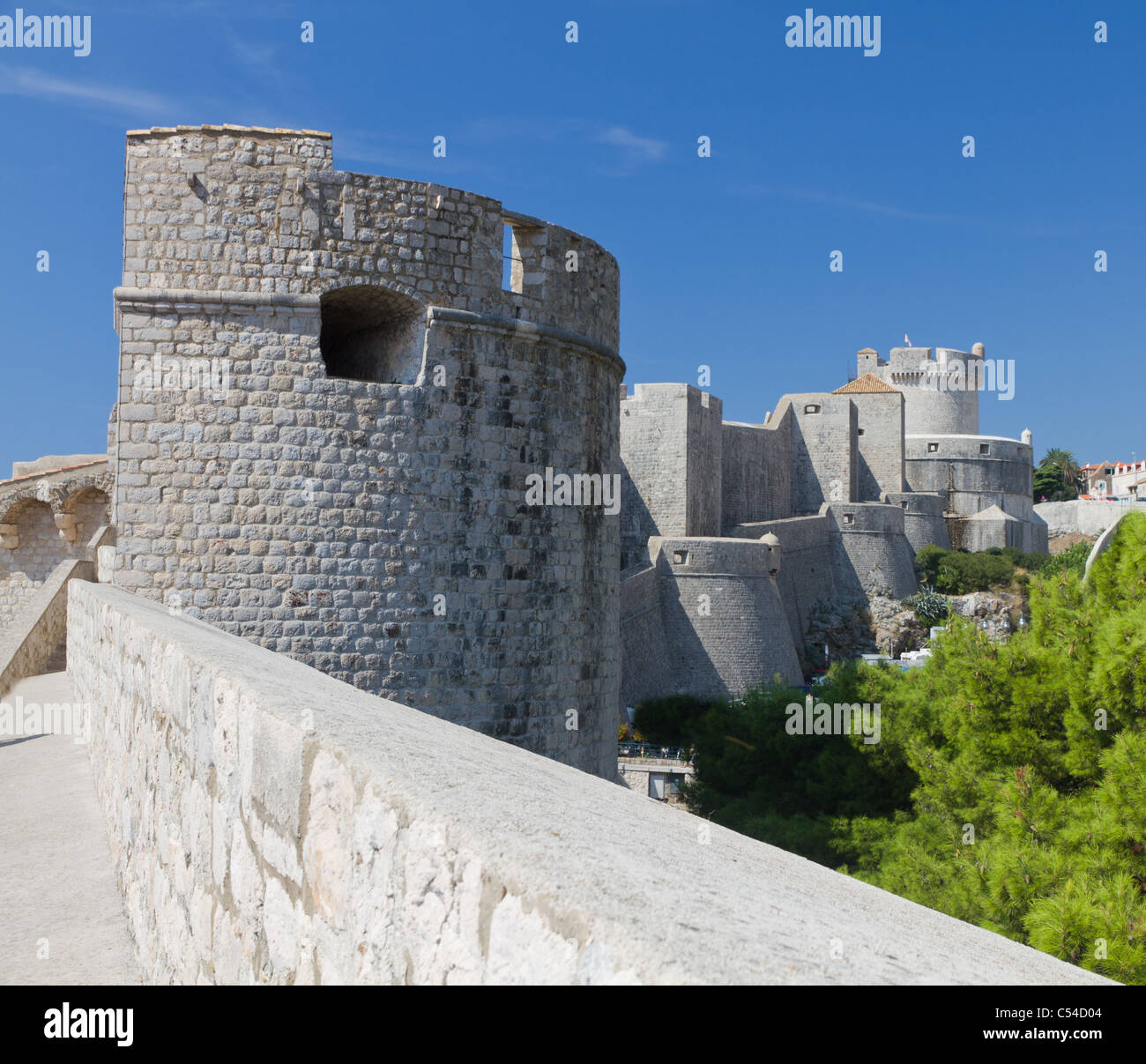 Murs blanc ville forte avec tour d'observation construite sur la côte rocheuse de Dubrovnik, Croatie Banque D'Images