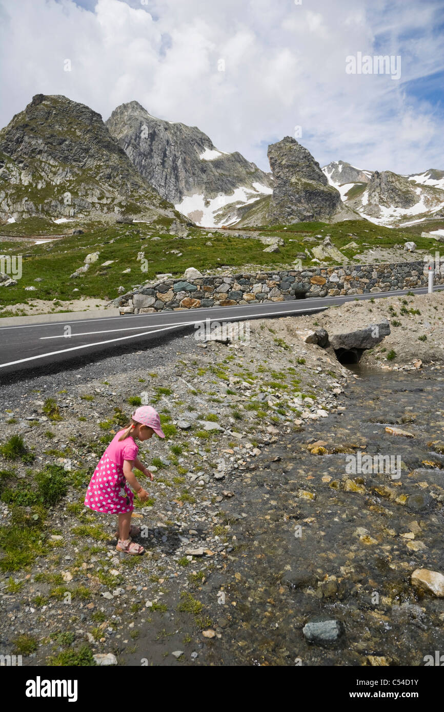 3 ans fille dans Alpes Pennines, les Alpes Valaisannes du grand St Bernard Pass Banque D'Images