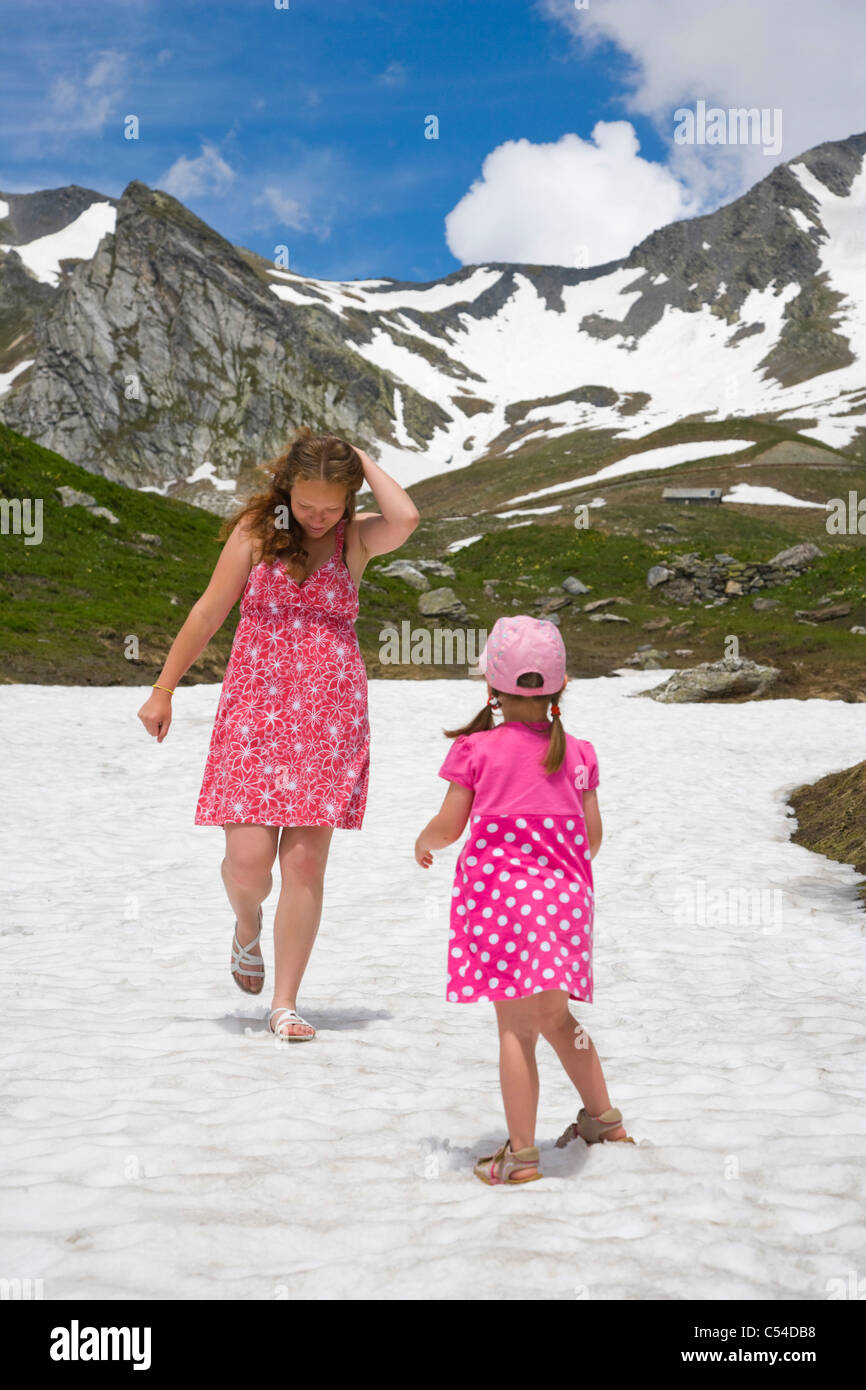 18 et 3 ans filles jouant sur le glacier des Alpes Pennines, alpes valaisannes Banque D'Images