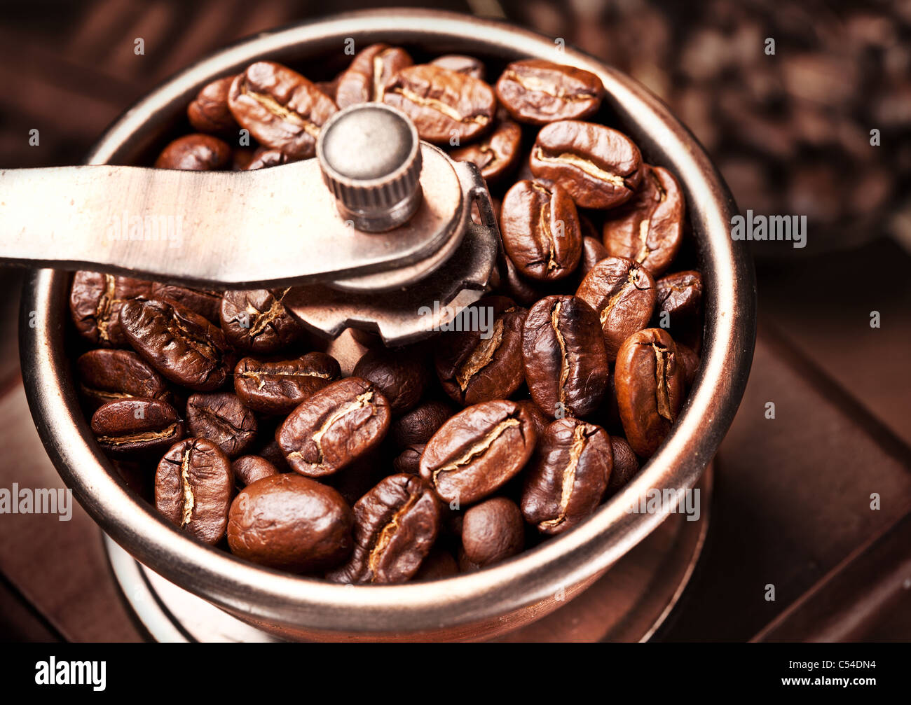 Les grains de café torréfiés sont broyés dans un broyeur de café. Banque D'Images