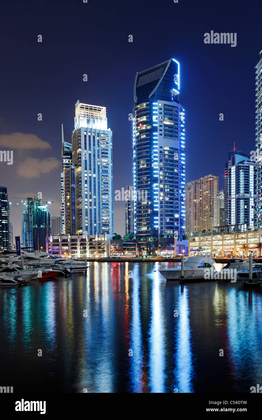 Les gratte-ciel modernes, la Marina de Dubaï par nuit, Dubaï, Émirats arabes unis, Moyen Orient Banque D'Images