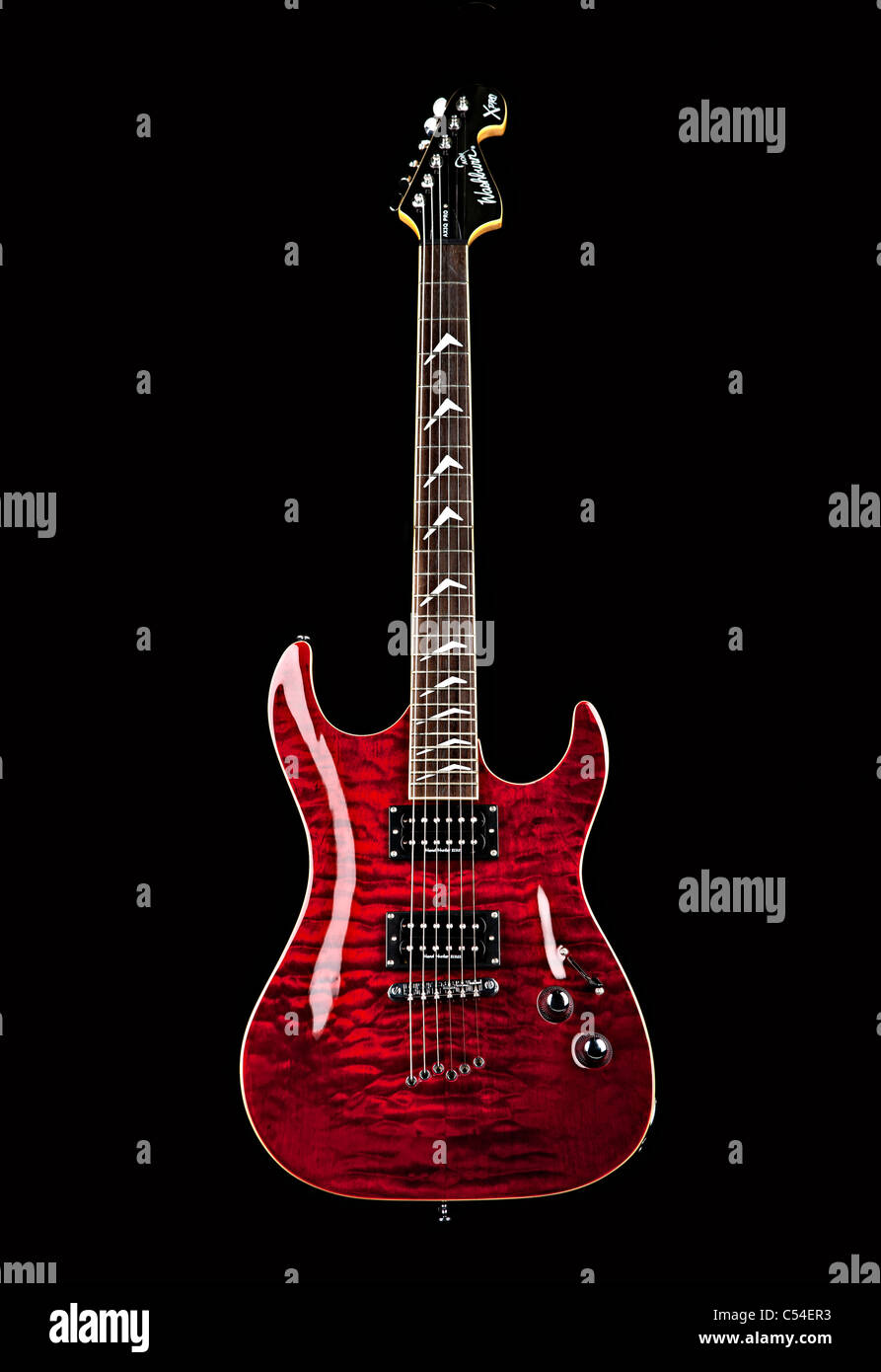 Guitare électrique rouge sur fond noir Photo Stock - Alamy