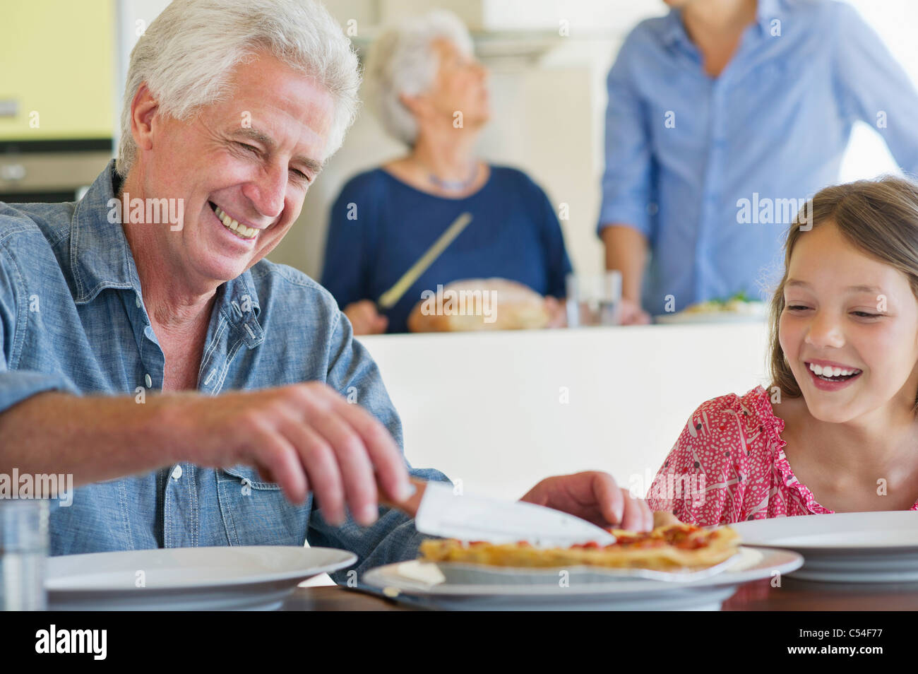 Coupe Homme Gateau Avec Un Couteau Et Sa Petite Fille S Asseyant A Cote De Lui Photo Stock Alamy
