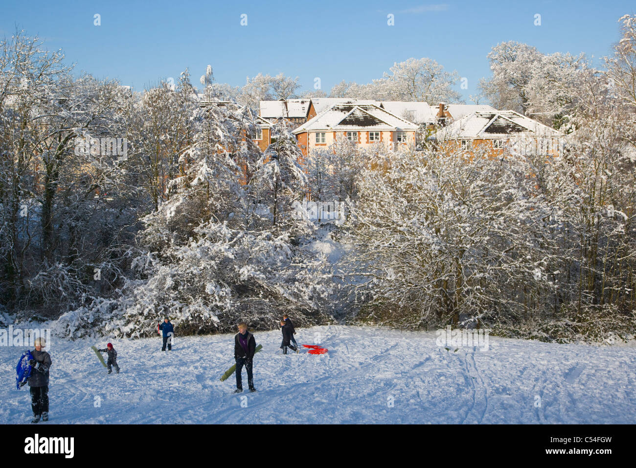 Paysage de neige avec des enfants avec des luges, Burghfield Common, Reading, Berkshire, England, UK Banque D'Images