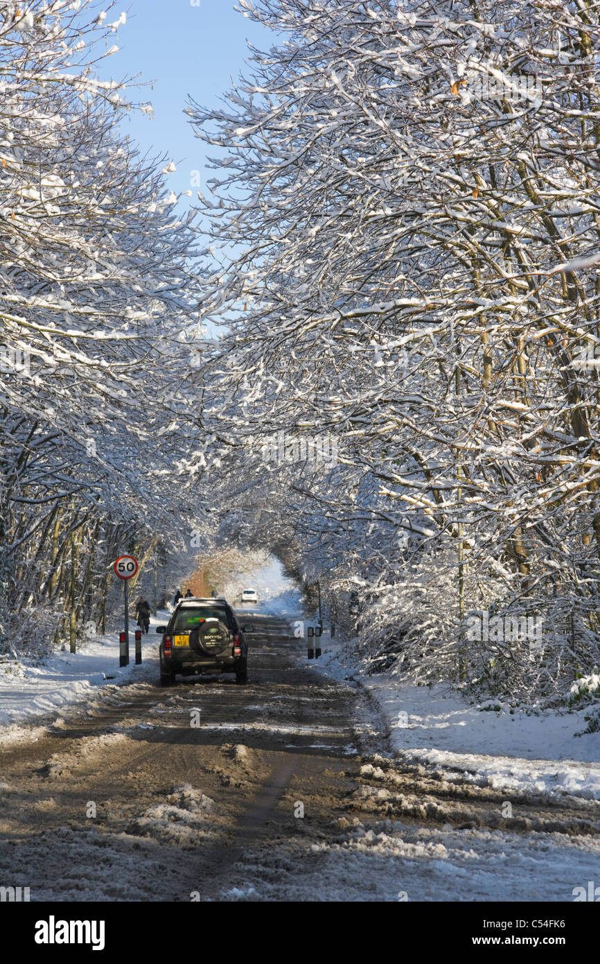 La route couverte de neige, Burghfield Common, Reading, Berkshire, England, UK Banque D'Images