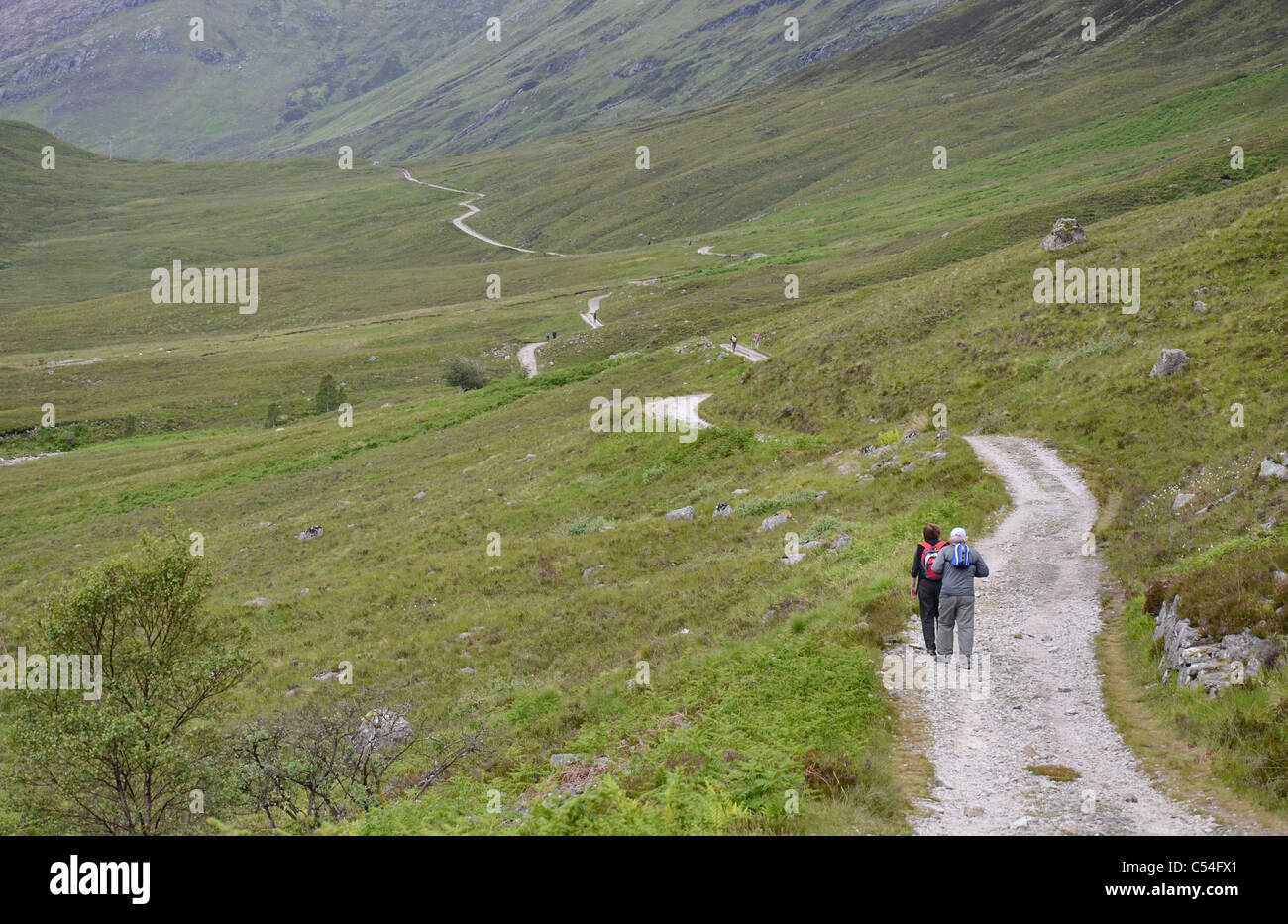 La voie winding au loin dans la distance sur une partie de la West Highland Way entre Kinlochleven et Fort William, Écosse, Royaume-Uni. Banque D'Images