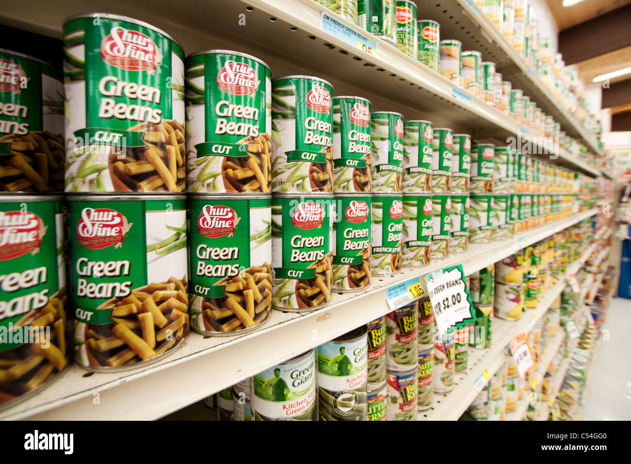 Haricots verts en conserve pour la vente à l'épicerie dans la région de Kearney, Nebraska, USA. Banque D'Images