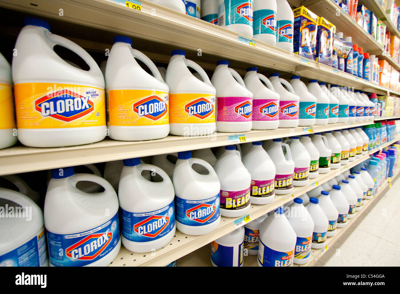 L'eau de Javel pour la vente dans un Kearney, Nebraska, USA épicerie. Banque D'Images