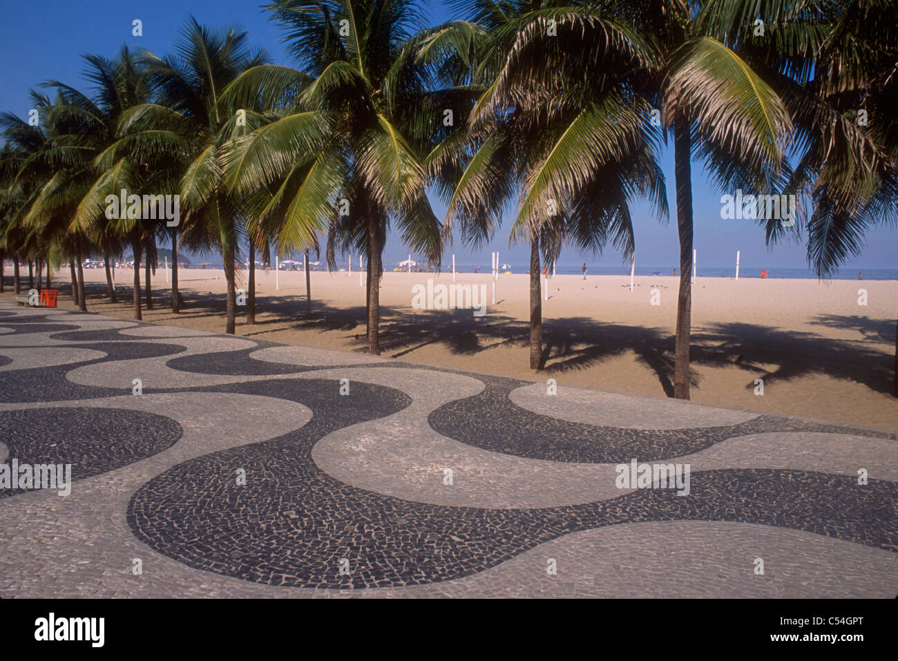Palmiers au trottoir de la plage de Copacabana, Rio de Janeiro, Brésil. Banque D'Images