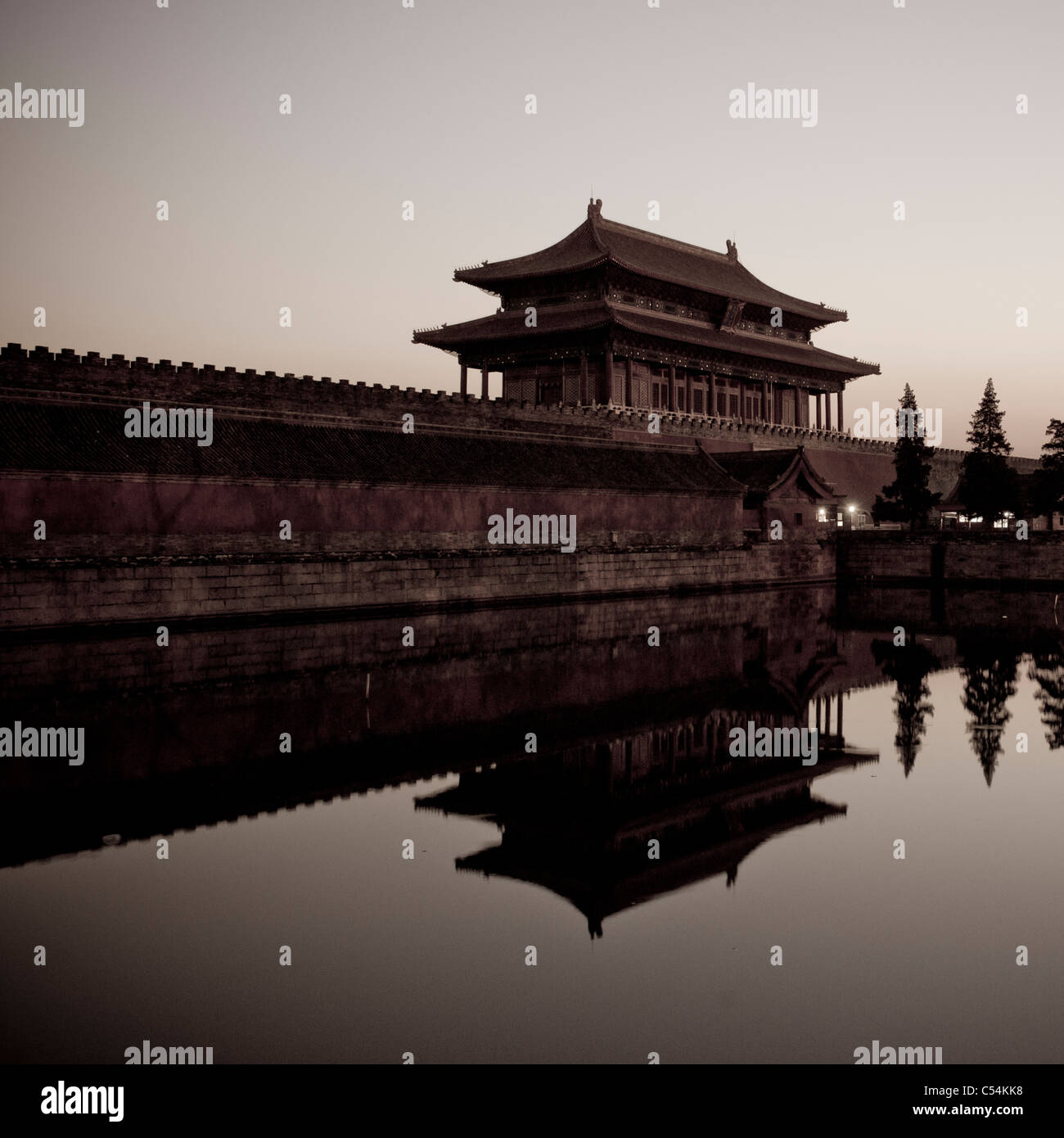 La réflexion d'un bâtiment dans l'eau, porte de la Divine pourrait, Forbidden City, Beijing, Chine Banque D'Images